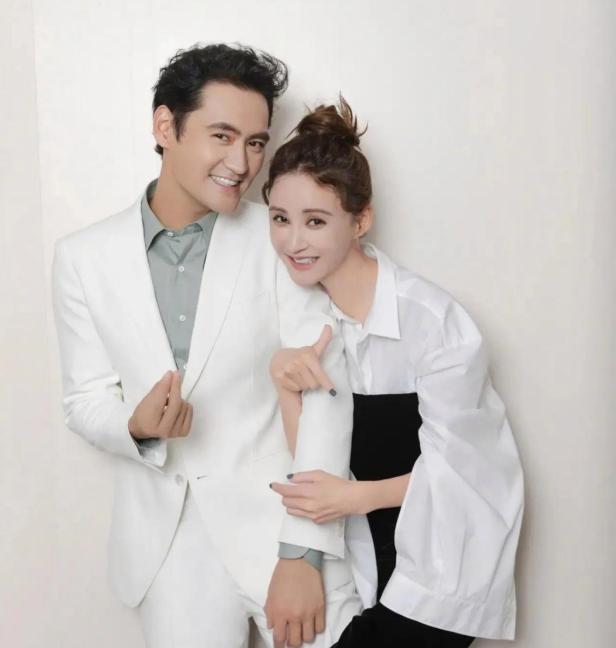 张歆艺袁弘带儿子看展！6岁四坨又高又帅，坐奶奶腿上撒娇好宠溺