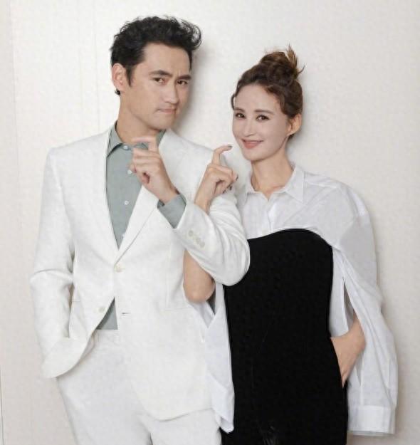 张歆艺袁弘带儿子看展！6岁四坨又高又帅，坐奶奶腿上撒娇好宠溺