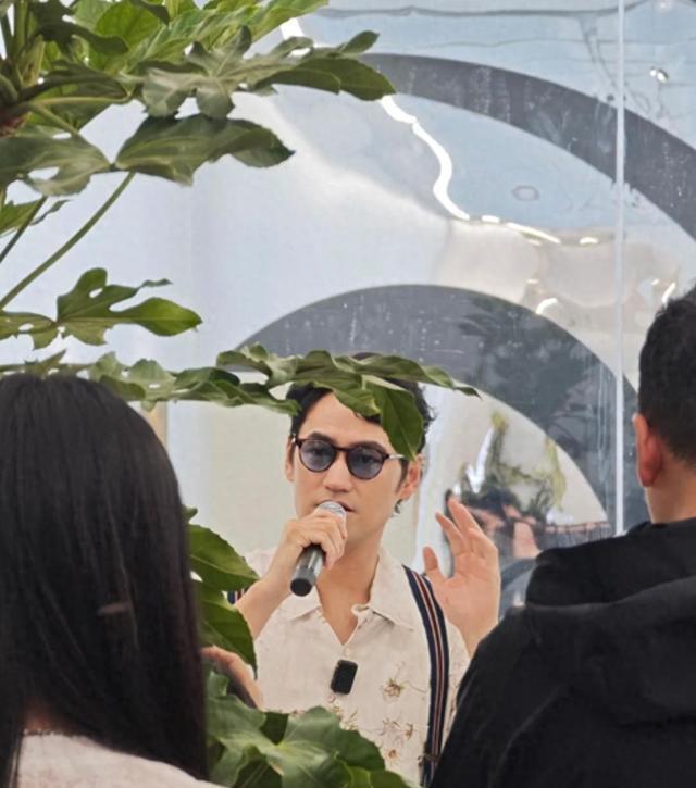 张歆艺袁弘带儿子看展！6岁四坨又高又帅，坐奶奶腿上撒娇好宠溺