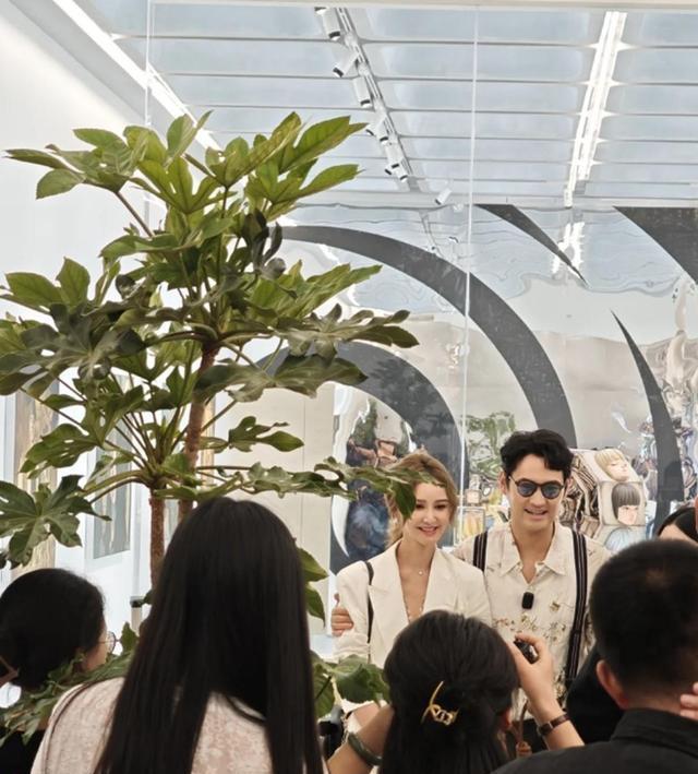 张歆艺袁弘带儿子看展！6岁四坨又高又帅，坐奶奶腿上撒娇好宠溺