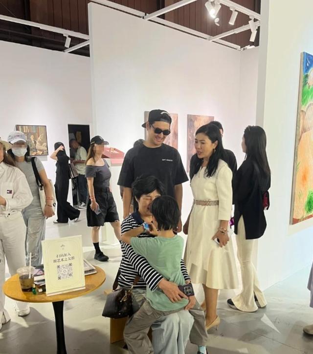 张歆艺袁弘带儿子看展！6岁四坨又高又帅，坐奶奶腿上撒娇好宠溺
