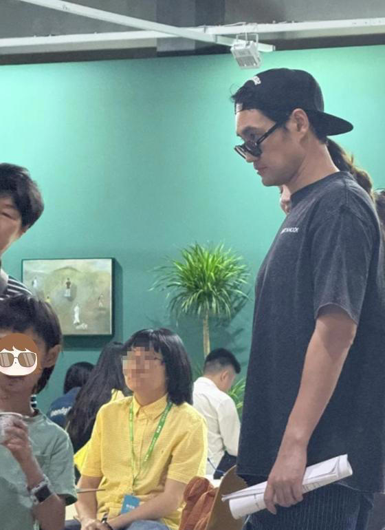 张歆艺袁弘带儿子看展！6岁四坨又高又帅，坐奶奶腿上撒娇好宠溺