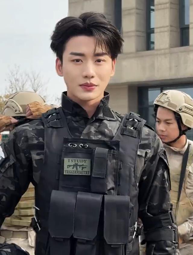 短剧男女主的花期也太短了吧，人还没有火起来，颜值已经先垮了