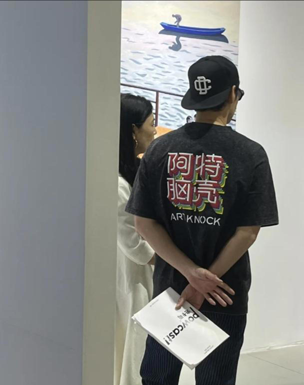 张歆艺袁弘带儿子看展！6岁四坨又高又帅，坐奶奶腿上撒娇好宠溺