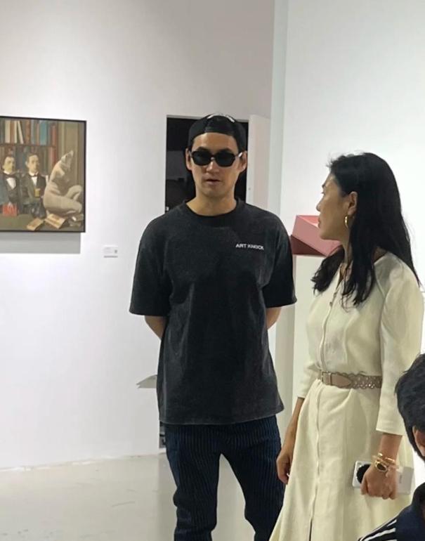 张歆艺袁弘带儿子看展！6岁四坨又高又帅，坐奶奶腿上撒娇好宠溺