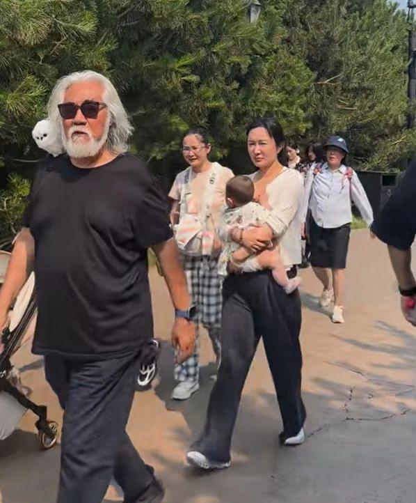 张纪中环球影城发火训妻，杜星霖素颜憔悴，4娃妈真相太心酸？