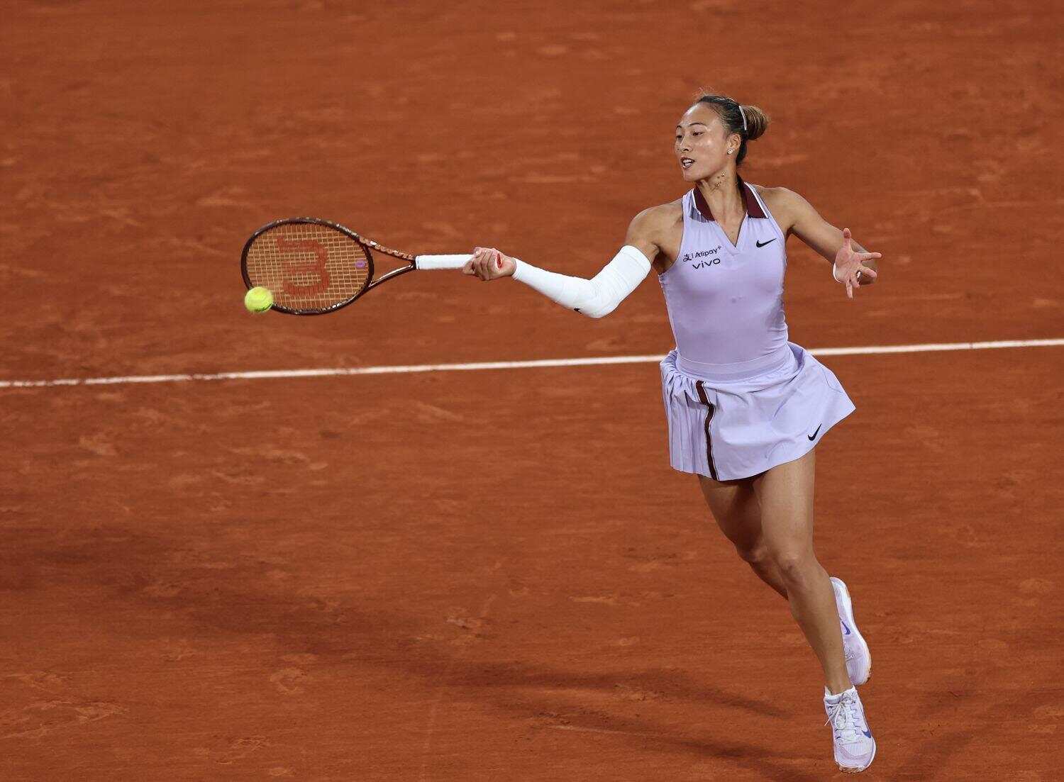 轻松击败阿郎戈，郑钦文晋级法网女单32强