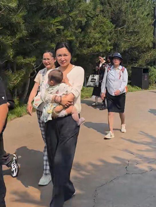 张纪中环球影城发火训妻，杜星霖素颜憔悴，4娃妈真相太心酸？