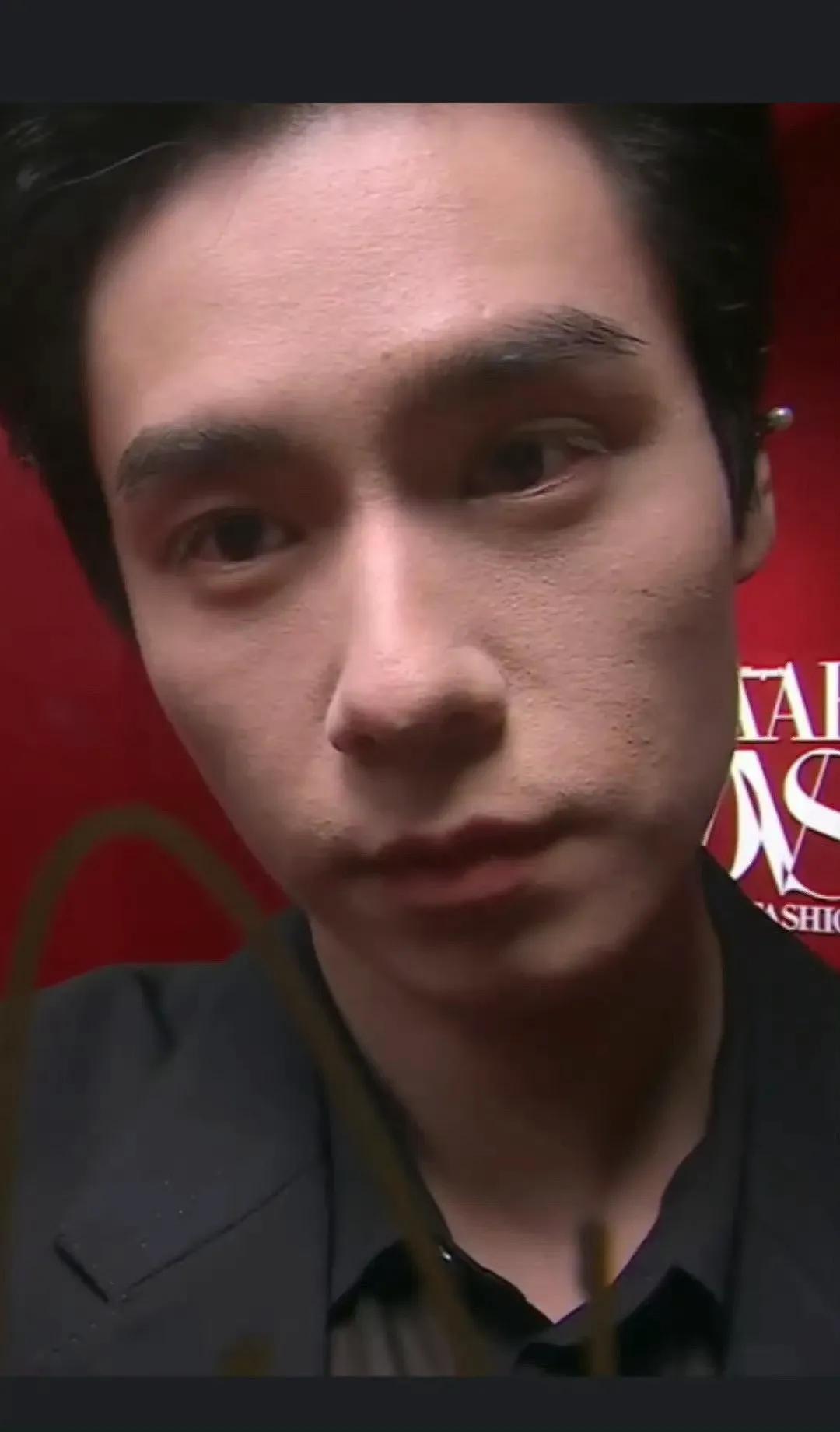 芭莎之夜，被镜头签吓死，杨幂不敢露脸，只有赵今麦扛住了！