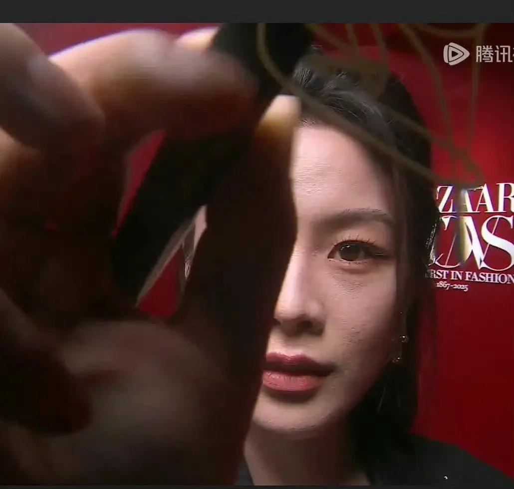 芭莎之夜，被镜头签吓死，杨幂不敢露脸，只有赵今麦扛住了！