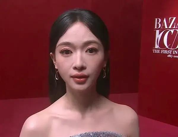 芭莎之夜，被镜头签吓死，杨幂不敢露脸，只有赵今麦扛住了！