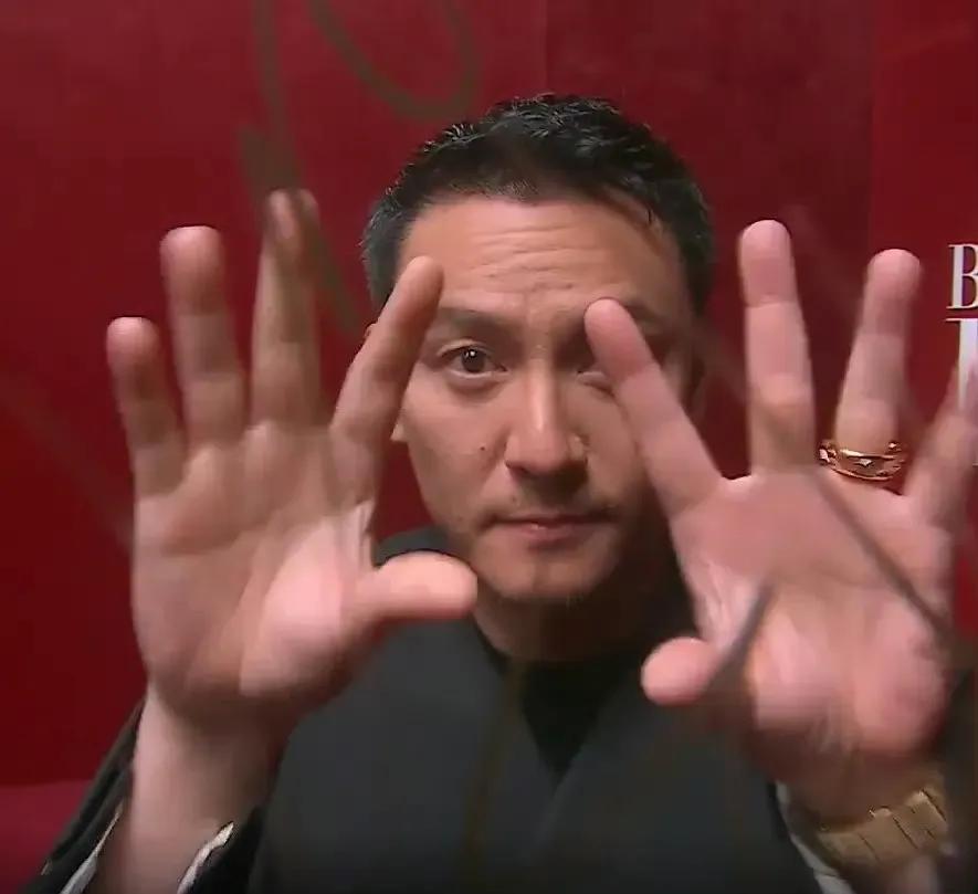 芭莎之夜，被镜头签吓死，杨幂不敢露脸，只有赵今麦扛住了！