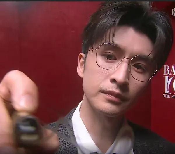 芭莎之夜，被镜头签吓死，杨幂不敢露脸，只有赵今麦扛住了！