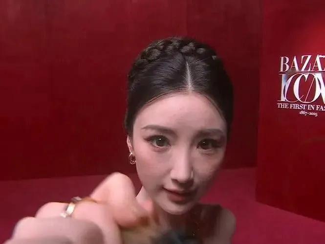 芭莎之夜，被镜头签吓死，杨幂不敢露脸，只有赵今麦扛住了！