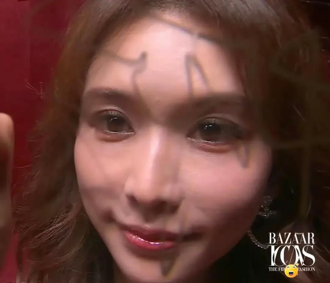 芭莎之夜，被镜头签吓死，杨幂不敢露脸，只有赵今麦扛住了！