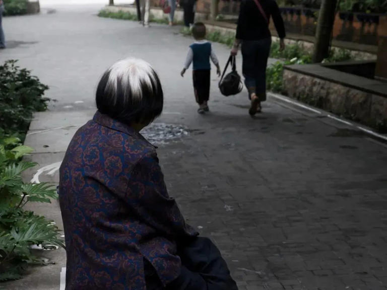 一定要告诉孩子：青春是用来奋斗的，不是用来挥霍的。 有人说，现如今很多年轻人，依靠父母的支持，过得比我们这些“老一辈”还滋润。那么，他们到底是怎么活的？3000块钱，一年能活得有滋有味，难道不是一种生活方式的革新吗？“我儿子说他不缺钱。”