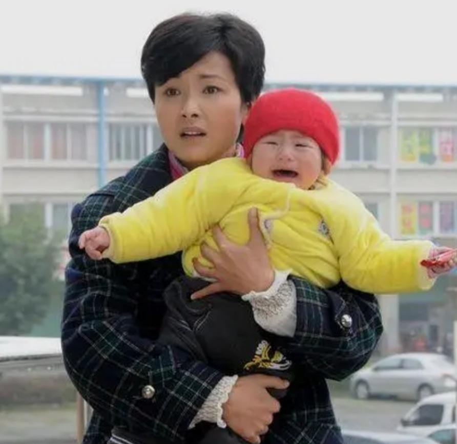 45岁演员黄曼似25岁，生活低调，成年女儿颜值高！