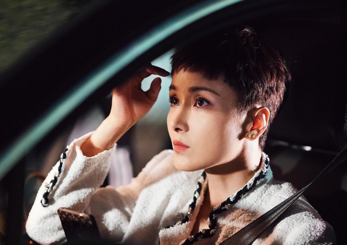 45岁演员黄曼似25岁，生活低调，成年女儿颜值高！