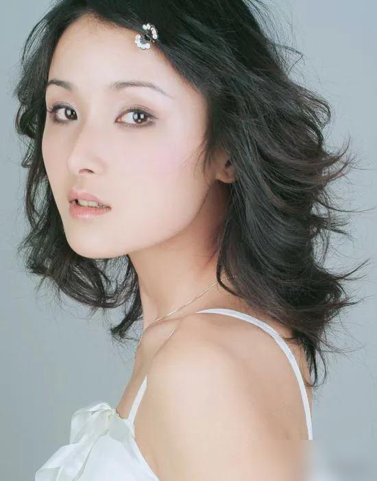 45岁演员黄曼似25岁，生活低调，成年女儿颜值高！