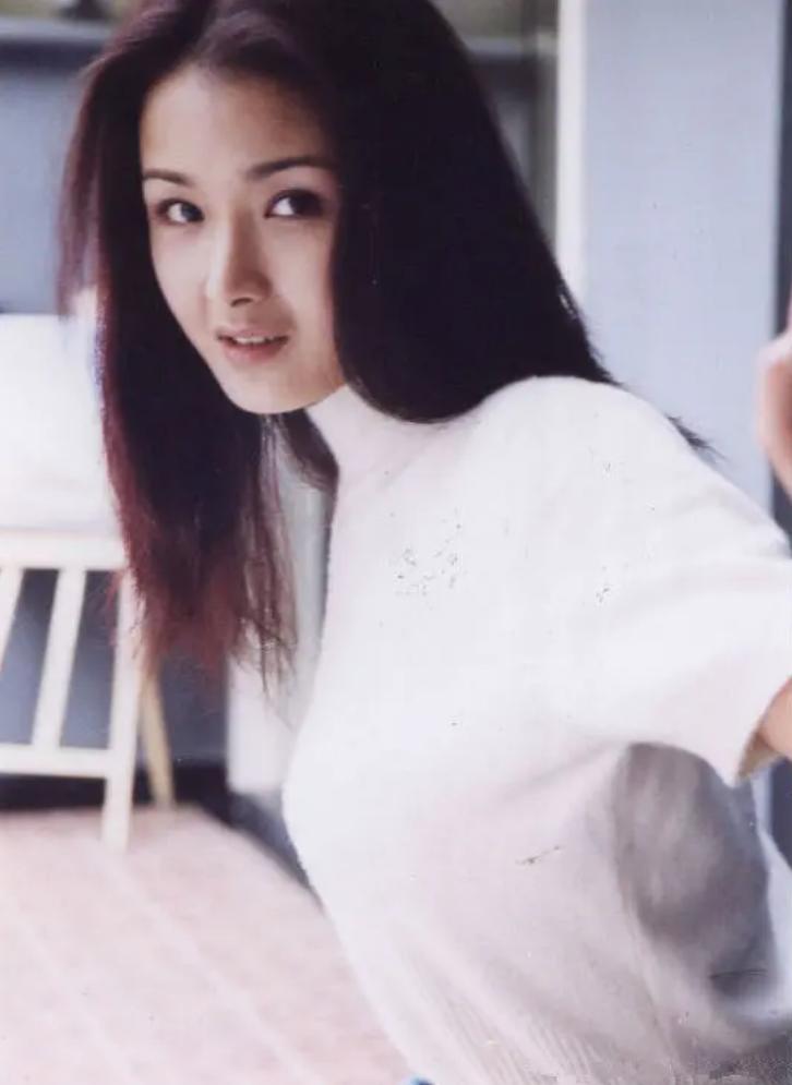 45岁演员黄曼似25岁，生活低调，成年女儿颜值高！