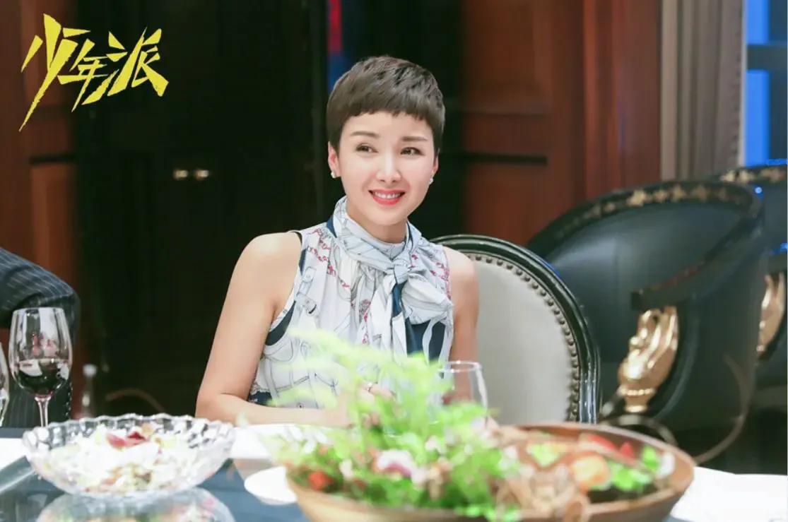 45岁演员黄曼似25岁，生活低调，成年女儿颜值高！