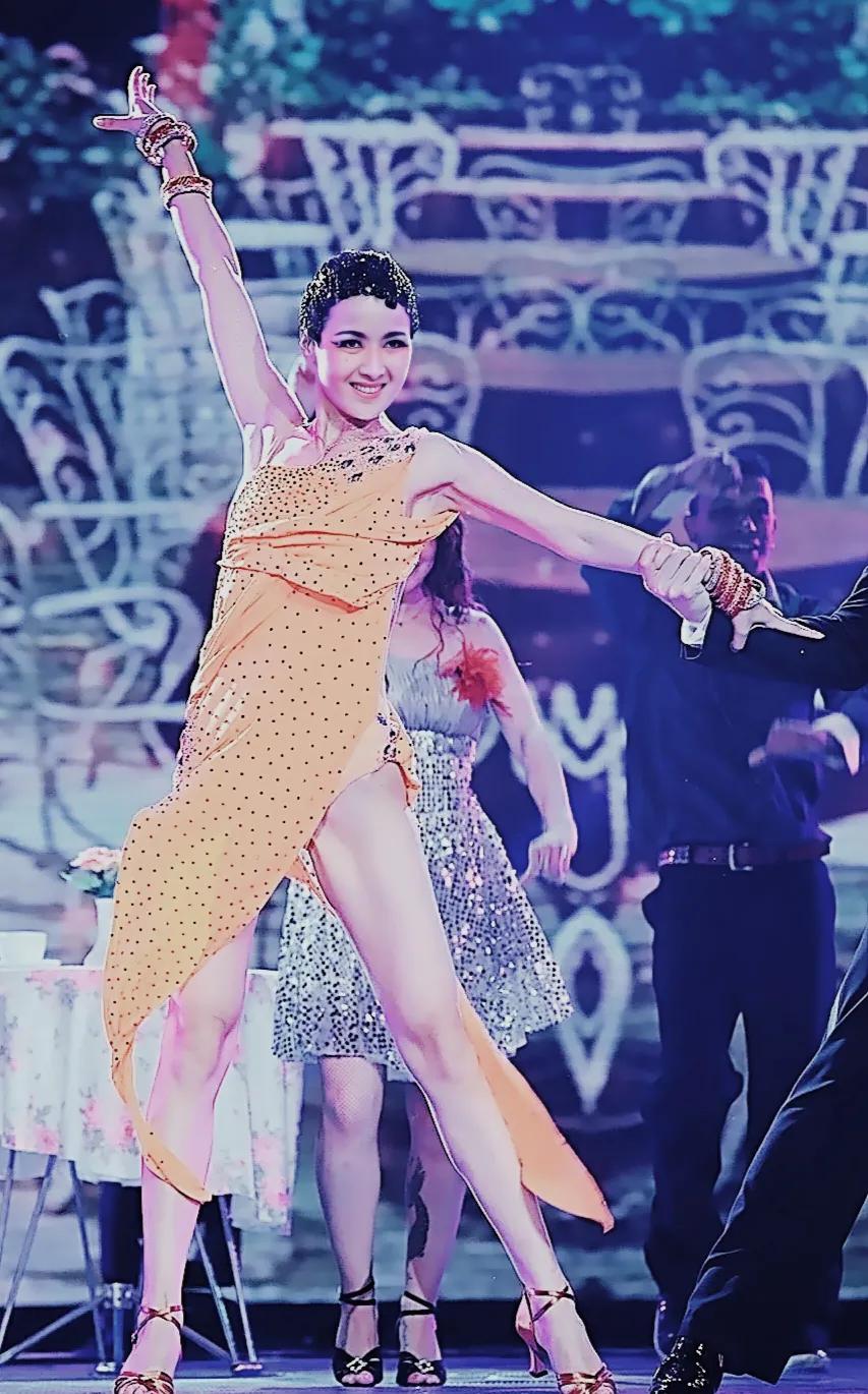 45岁演员黄曼似25岁，生活低调，成年女儿颜值高！