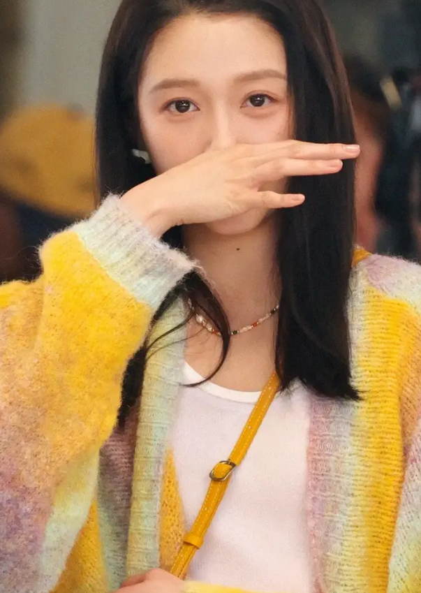 关晓彤彩色毛衣造型青春活力，网友直呼颜值太“甜”