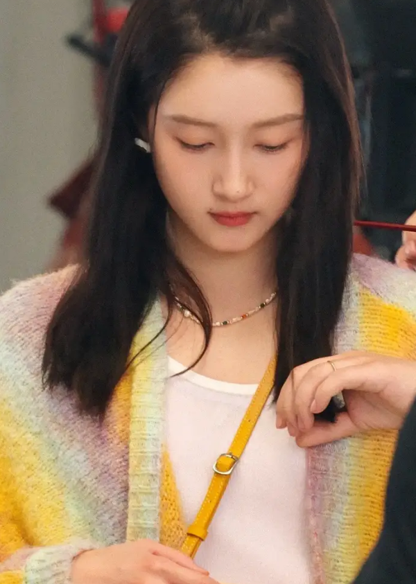 关晓彤彩色毛衣造型青春活力，网友直呼颜值太“甜”