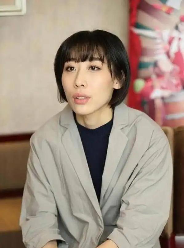 任素汐恋情风波不断，前夫跪地求复合，她却选择事业？