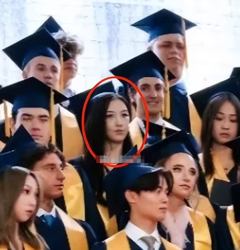 18岁李嫣高中毕业照站边缘，一头黑长直变温柔学姐，兔唇手术后太像王菲