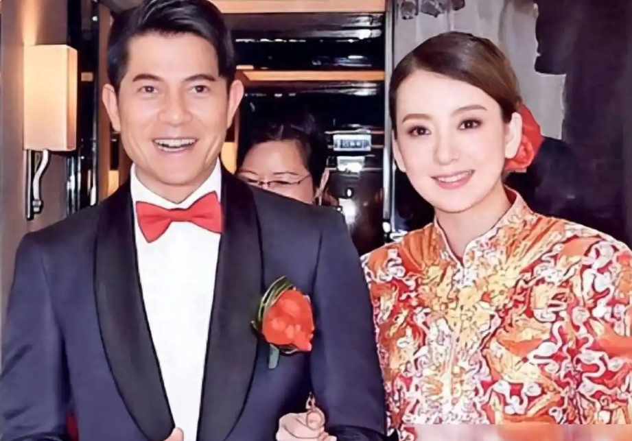 59岁郭富城一家浅水湾被偶遇，两个女儿精致得如同洋娃娃，专挑父母优点长