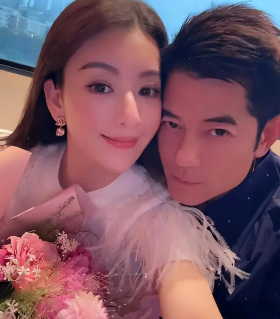 看热搜的时候突然看到了一个词条“周杰伦分享婚姻长久的秘诀。” 他表示说自己就像是迈克杰克逊的《月球漫步》舞步一样，一直再退，昆凌开心最重要。 现如今的他们也已经有了三个孩子，早就过上了为人父母的生活。  突然想起来，前一段时间在网络上面刷