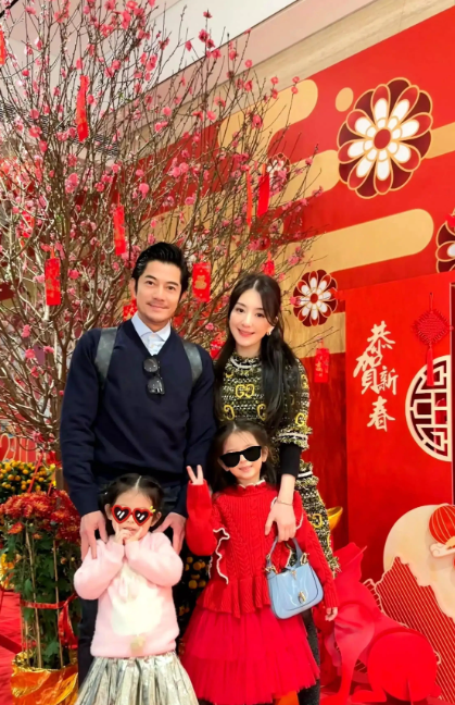 59岁郭富城一家浅水湾被偶遇，两个女儿精致得如同洋娃娃，专挑父母优点长