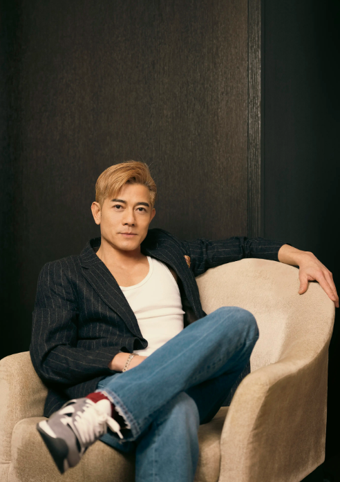 59岁郭富城一家浅水湾被偶遇，两个女儿精致得如同洋娃娃，专挑父母优点长