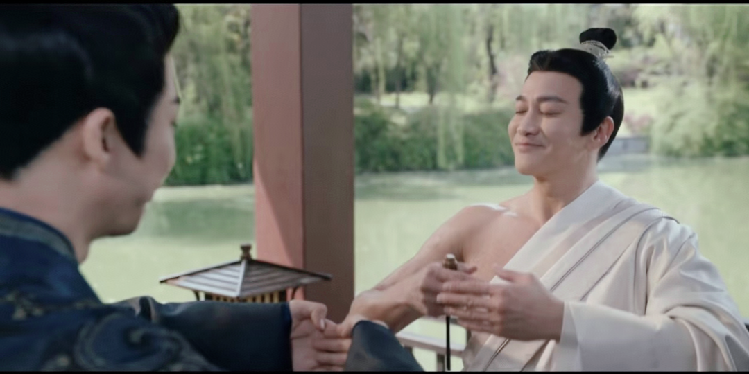 古偶《折腰》后期有段剧情非常有意思，看到一个评论，说枕石先生开大号上来就是步惊云，可以替魏劭平定中原。 哈哈～准确的把我追剧的心情给表达出来了。  看着剧里何润东与刘宇宁的体型对比，我没有不禁感慨：但凡这俩换一下，《折腰》的风评得好成啥样