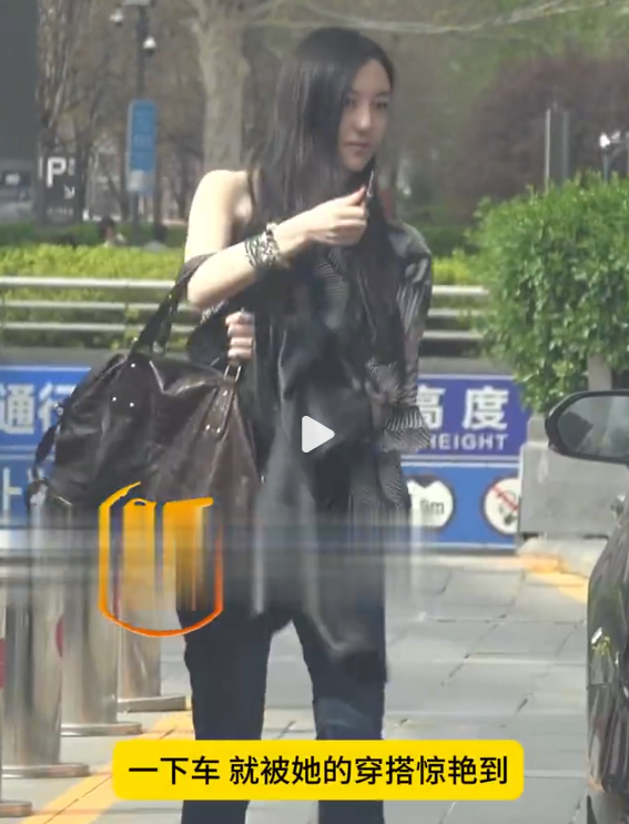 18岁李嫣高中毕业照站边缘，一头黑长直变温柔学姐，兔唇手术后太像王菲