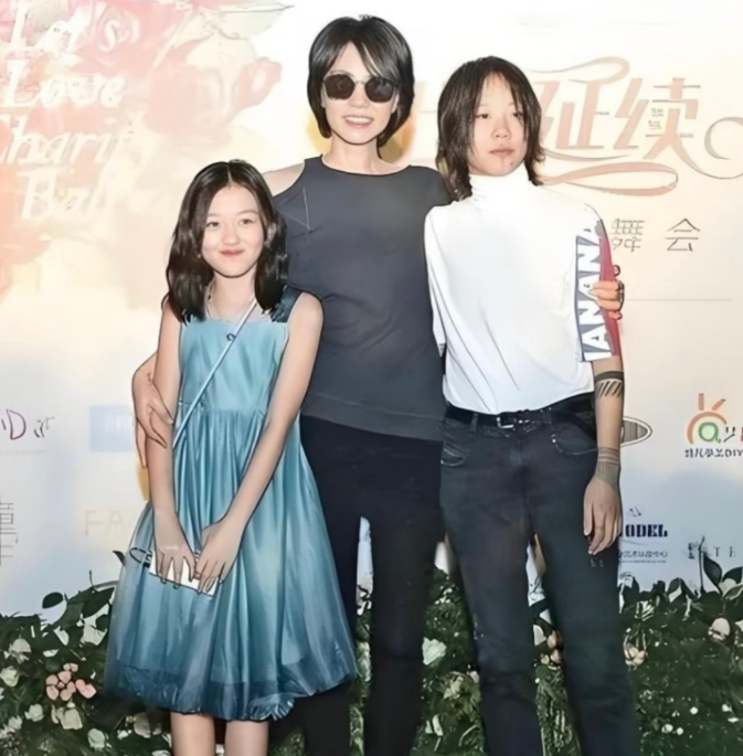 18岁李嫣高中毕业照站边缘，一头黑长直变温柔学姐，兔唇手术后太像王菲