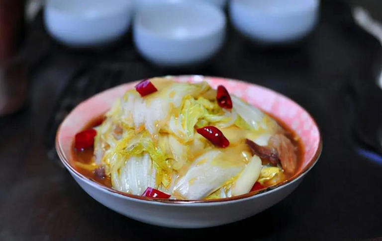 白菜别直接下锅，3分钟炒出饭店味，酸爽入味全家夸