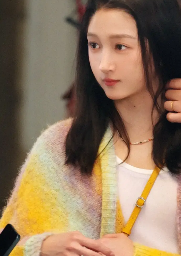 关晓彤彩色毛衣造型青春活力，网友直呼颜值太“甜”