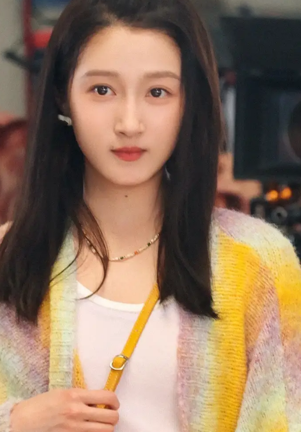 关晓彤彩色毛衣造型青春活力，网友直呼颜值太“甜”