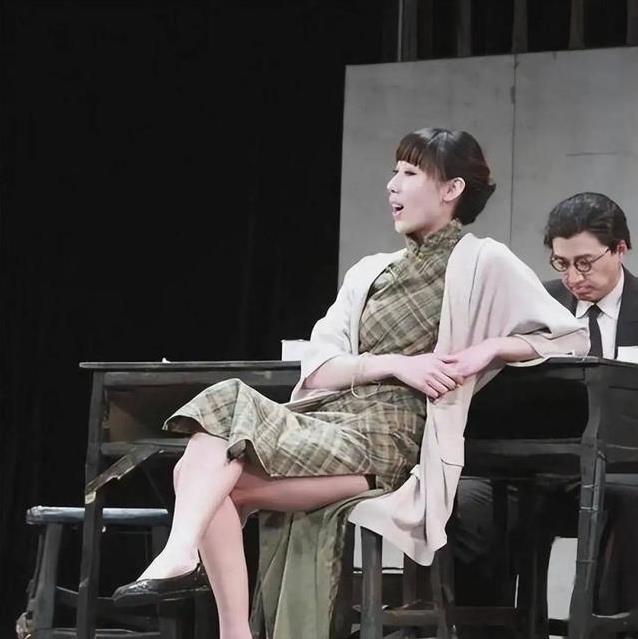 任素汐恋情风波不断，前夫跪地求复合，她却选择事业？