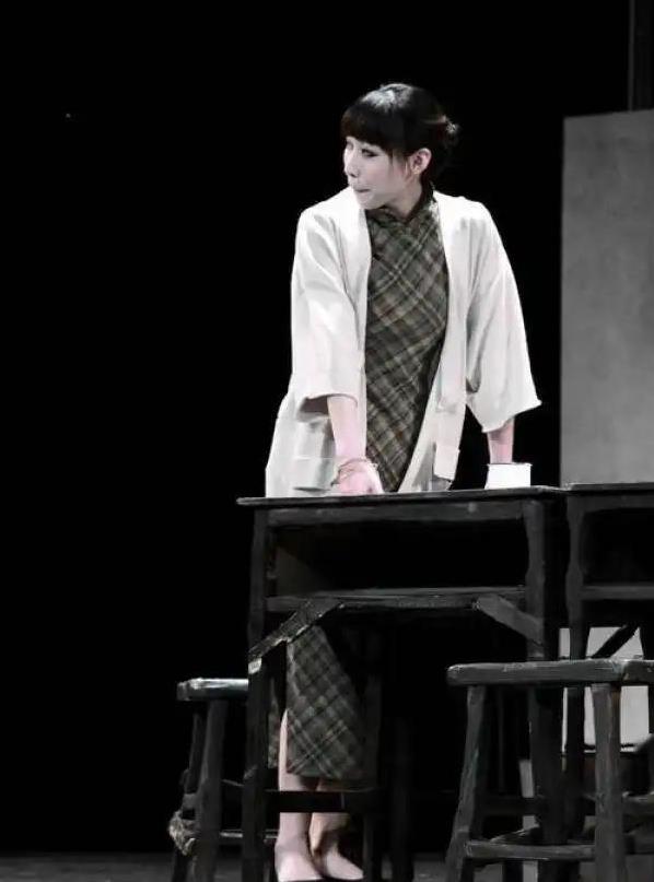 任素汐恋情风波不断，前夫跪地求复合，她却选择事业？