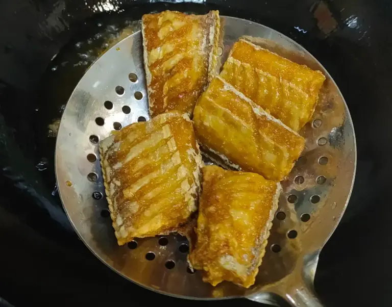 炸带鱼，不要乱加料！教你正确做法，带鱼香酥不腥，好吃得很
