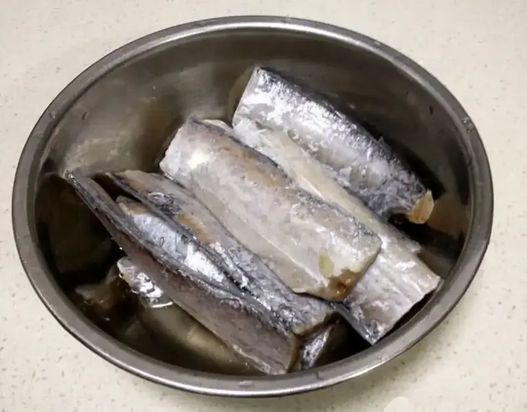 炸带鱼，不要乱加料！教你正确做法，带鱼香酥不腥，好吃得很