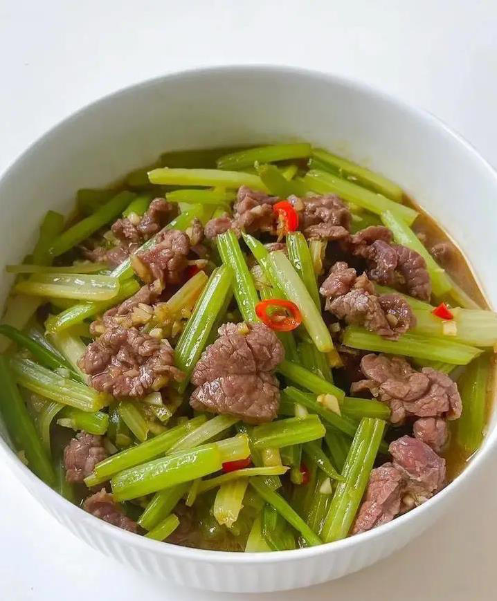 芹菜牛肉香翻天，十分钟上桌，你家常做吗？