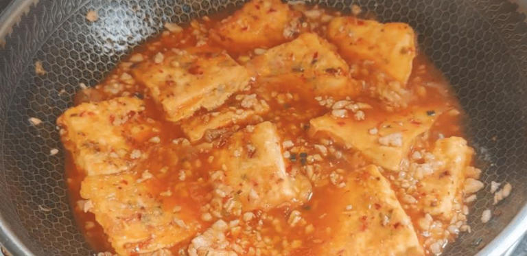 豆腐这样做太好吃了，酱汁浓郁，软嫩鲜香，汤汁拌饭都能吃3大碗