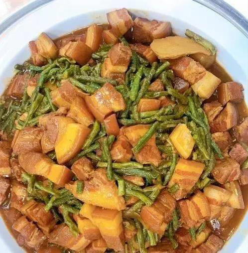芹菜牛肉香翻天，十分钟上桌，你家常做吗？