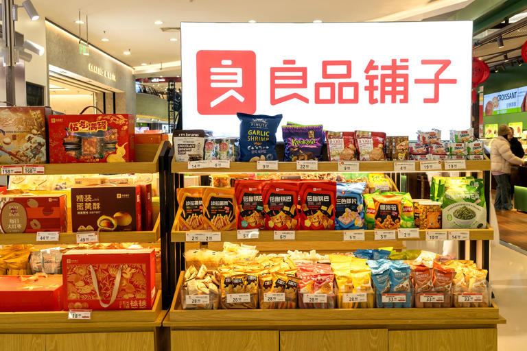 良品铺子上半年净利润预亏约1亿元，宣布继续停牌，此前宣布要“卖身”