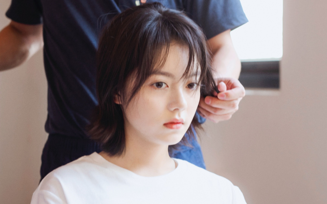 赵今麦芭莎盛典挂脖裙再引热议，蓝黑礼服争议VS粉色长裙仙气，00后小花转型胜负几何