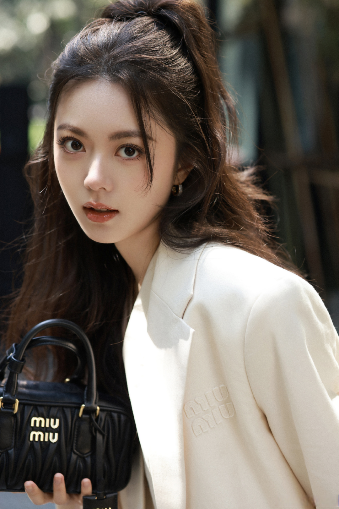 深蓝色礼服被吐槽像塑料。粉色露背裙却登上热搜榜首。 2025年5月28日，时尚芭莎红毯上，赵今麦穿了两套高定造型。这引发热烈讨论。 就在挂脖亮钻裙的冷艳遇上粉纱长裙的仙气时，观众有了新发现。 那个穿厚重防护服拍《流浪地球》的小女孩，现在